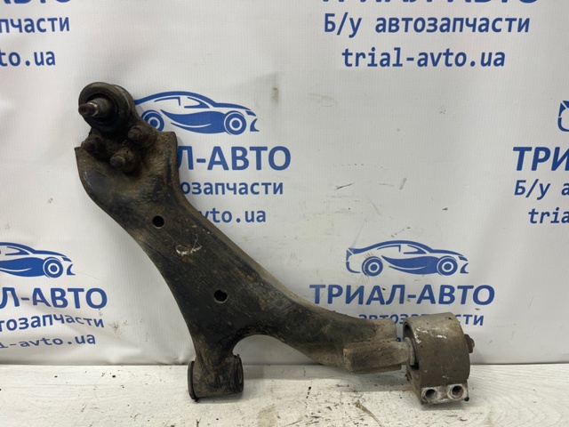 Правий важіль передній нижній підвіски 96819162 GM
