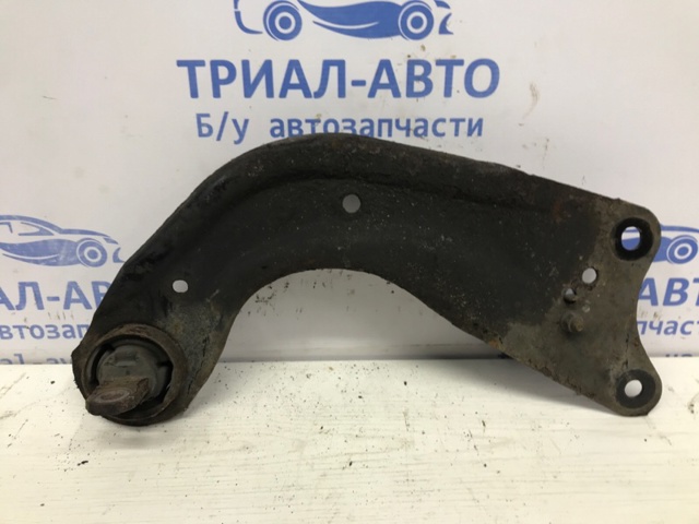 Важіль/тяга задньої підвіски подовжній нижній, правий B45A28200 MAZDA