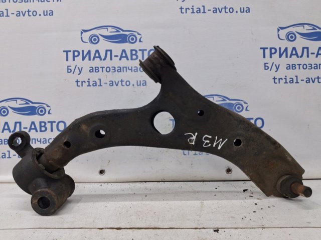 Правий важіль передній нижній підвіски B60P34300 MAZDA