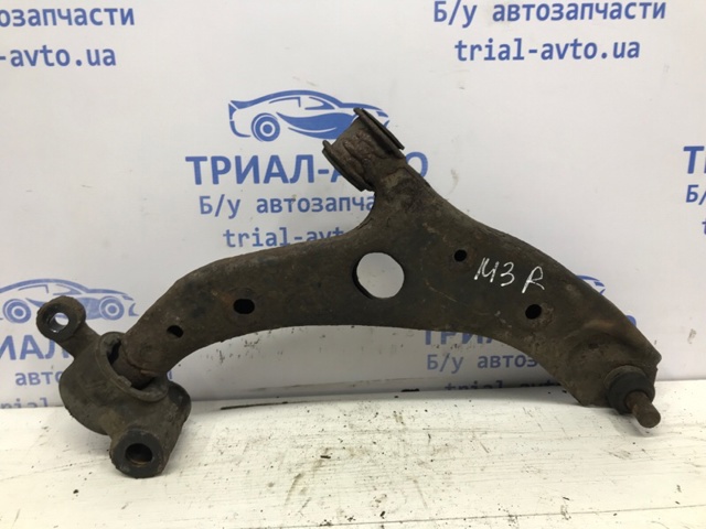 Правий важіль передній нижній підвіски B60P34300 MAZDA