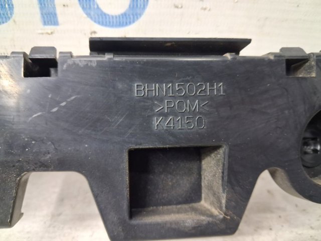Кронштейн бампера заднього, зовнішній правий BHN1502H1A MAZDA