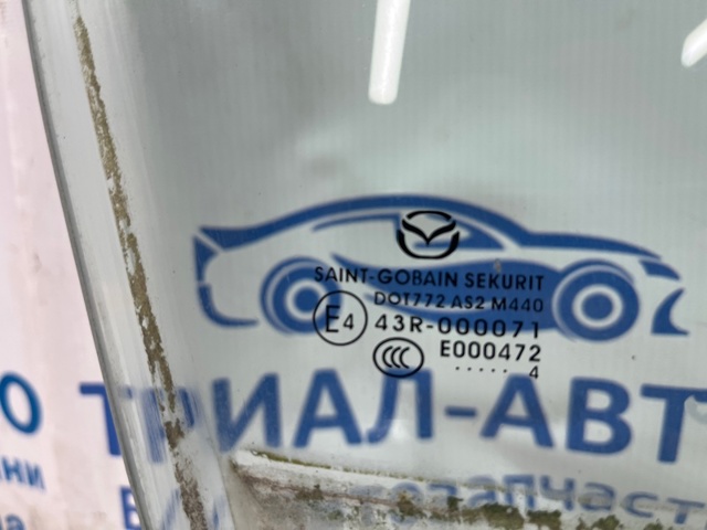 Скло передніх дверей, правою BHN158510A MAZDA