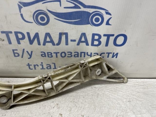 Кронштейн бампера переднього, зовнішній правий BN8V500T1C MAZDA