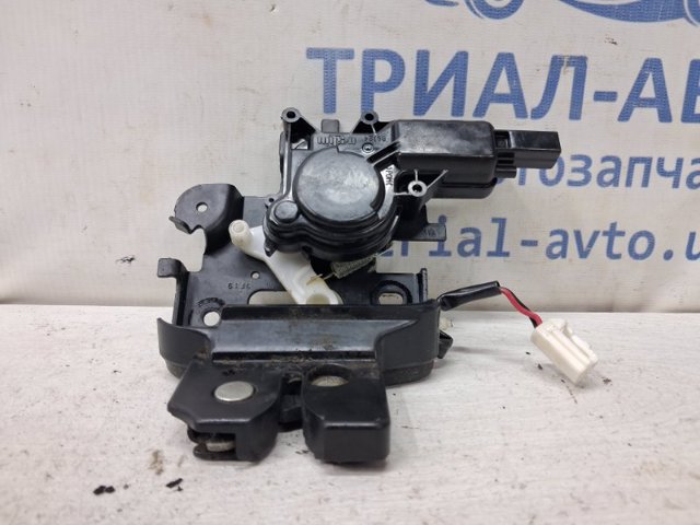 Замок і ручка дверей задка BN8V56820A MAZDA
