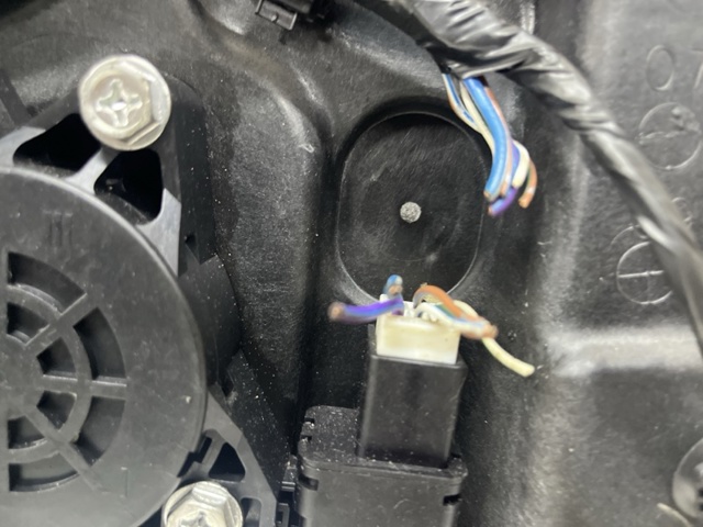 Склопідйомник задніх правих дверей BP4K72590D MAZDA