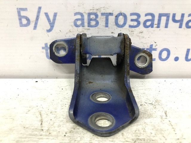 Петля задніх правих дверей D46172210A MAZDA