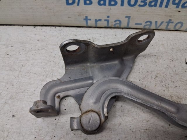 Петля капота, права EG2152410B MAZDA