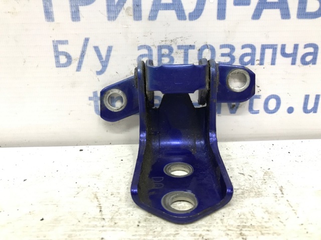 Дверний шарнір правий передній F15159210B MAZDA