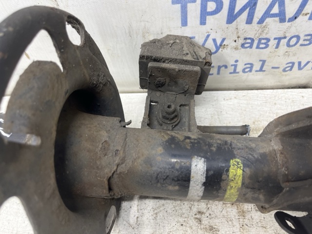 Ліва передня стійка GMM634900 MAZDA