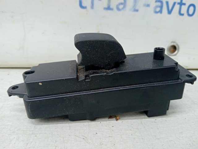 Кнопка підйомника переднього правого скла GS1D66370 MAZDA
