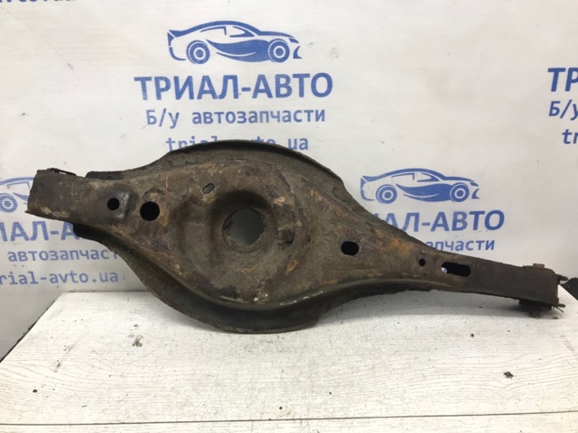 Важіль задньої підвіски нижній, лівий KD3528350 MAZDA