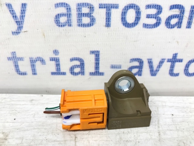 Датчик AIRBAG передній KD4557KC0A MAZDA