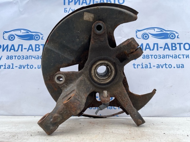 Цапфа поворотна ліва L20633030A MAZDA