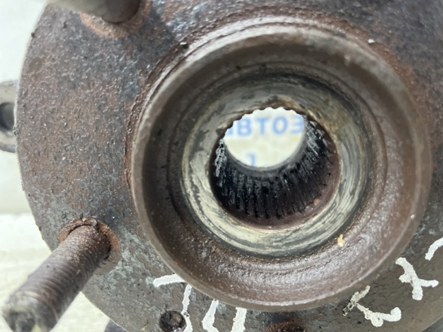 Цапфа поворотна ліва L20633030B MAZDA