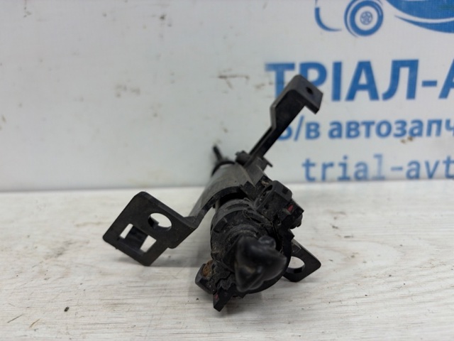 Тримач форсунки омивача фари, підйомний циліндр LR024209 LAND ROVER