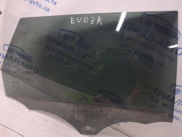 Скло задньої двері правої LR026714 LAND ROVER
