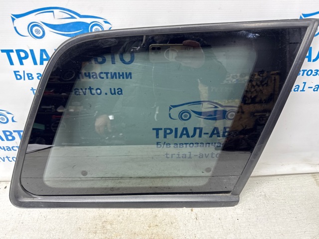 Скло кузова/багажного відсіку, праве MR574298 MITSUBISHI