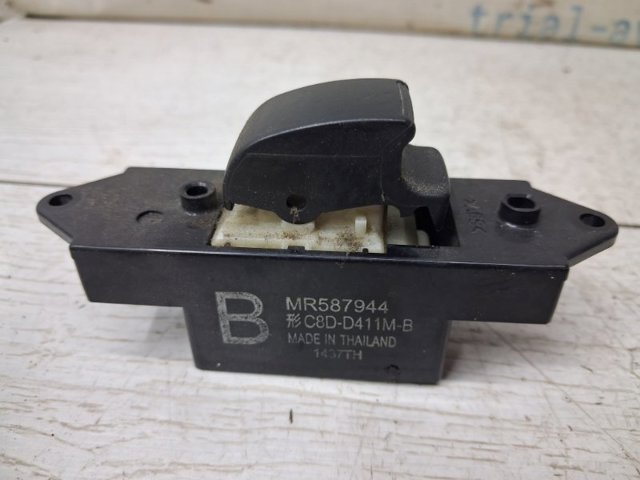 Кнопки переднього правого склопід'ємника MR587944 MITSUBISHI