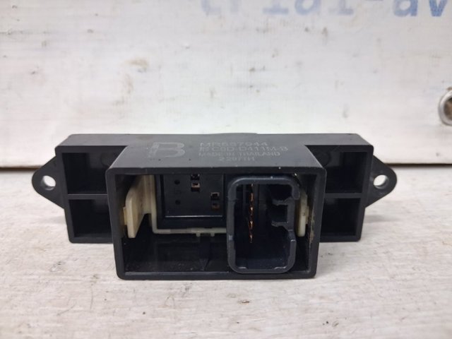 Кнопки переднього правого склопід'ємника MR587944 MITSUBISHI
