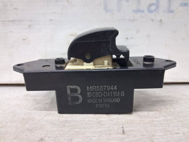 Кнопки переднього правого склопід'ємника MR587944 MITSUBISHI