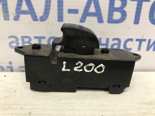 Кнопки переднього правого склопід'ємника MR587955 MITSUBISHI