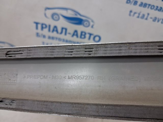 Молдинг передніх правих дверей MR957270 MITSUBISHI