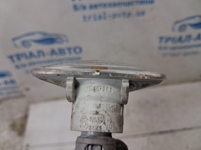 Повторювач повороту в крило MR957363 MITSUBISHI