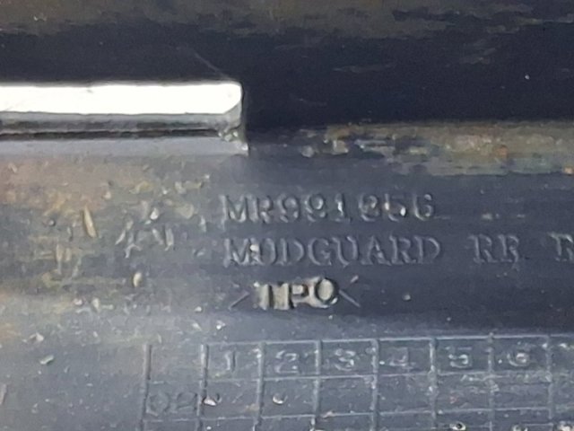 Бризковики задній, правий MR991956 MITSUBISHI