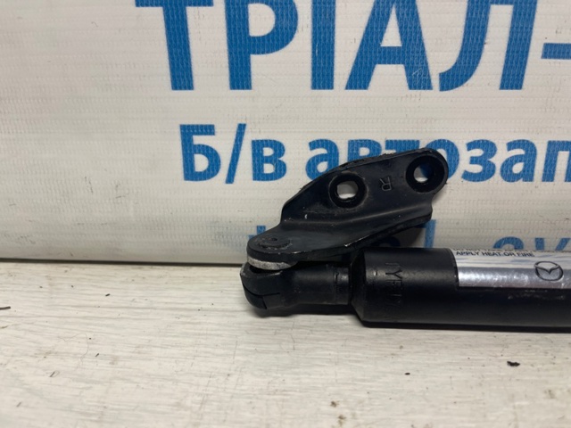 Амортизатор багажника лівий TD1162620D MAZDA