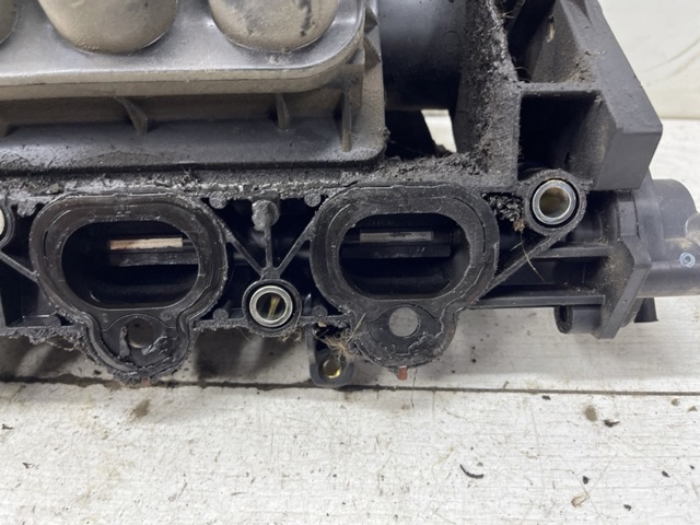 Колектор впускний Z62713100 MAZDA