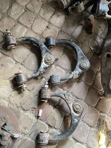 Важіль передньої підвіски верхній, лівий 4863060010 TOYOTA