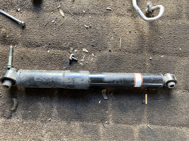 Амортизатори задні 562104CB0E NISSAN