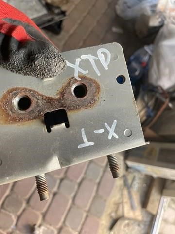 Кронштейн підсилювача переднього бампера 622108H700 NISSAN
