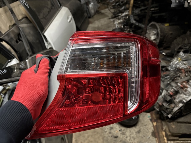 Задній правий зовнішній ліхтар 8155006470 TOYOTA