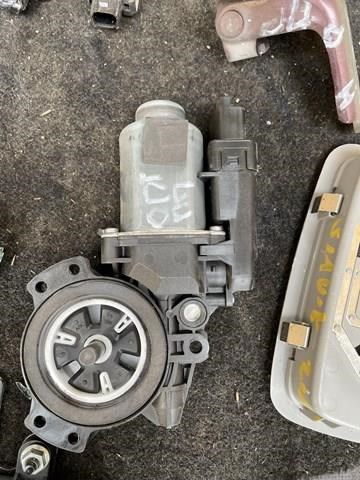 Мотор склопідйомника дверей передніх, правих 824602T010 HYUNDAI