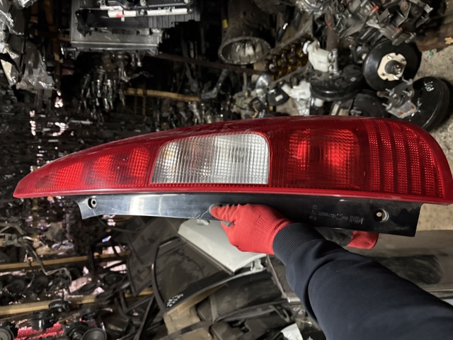 Задній правий стоп 8330A328 MITSUBISHI