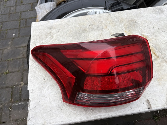 Задня ліва зовнішня фара 8330B005 MITSUBISHI