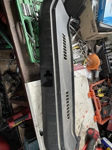 Накладка задньої панелі багажника 849929U03B NISSAN