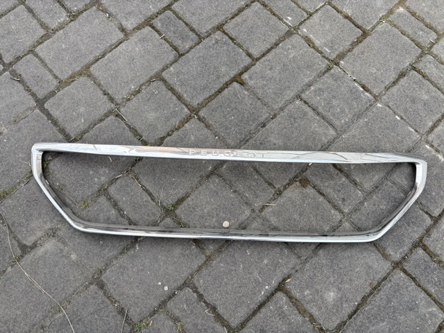 Ободок решітки радіатора 9816027680 PEUGEOT