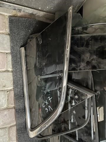 Скло багажника, ліве EG2263950C MAZDA