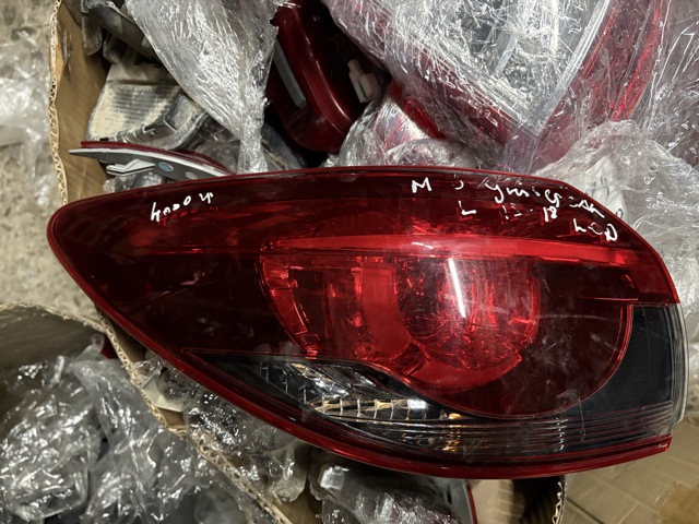 Задній правий зовнішній ліхтар GHP951150 MAZDA