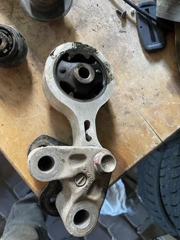 Задня подушка двигуна GR1A39040A MAZDA