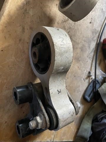 Задня подушка двигуна GS1G39040A MAZDA