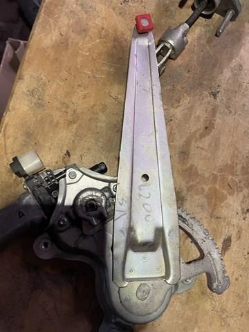 Склопідйомник задніх лівих дверей MN182403 MITSUBISHI