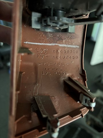 Решітка повітропровода права MR456379 MITSUBISHI