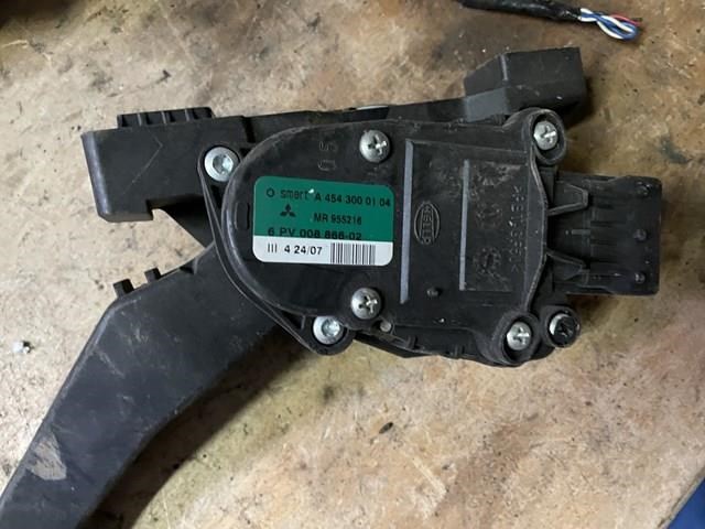 Підаль газу MR955216 MITSUBISHI