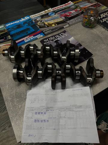 Колінвал двигуна 11217640165 BMW