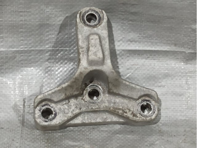 Кронштейн подушки (опори) двигуна, правої 21825K4000 HYUNDAI