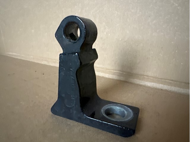 Завіса дверей передніх правих 4H0831402 VAG