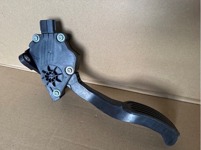 Педаль акселератора 7811033110 TOYOTA